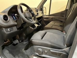 Mercedes-Benz Sprinter 317 CDI L2H2 RWD Automaat / Euro 6 / MBUX / Trekhaak 3500 KG / Airco / Cruise Control / Camera / CarPlay / 3-Zits / 8.700 KM !!