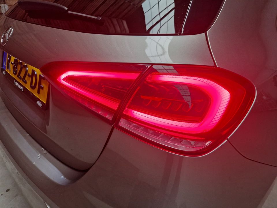 Mercedes-Benz A-Klasse 180 Premium Plus AMG Pano LED Sfeer Sound+ camera LM