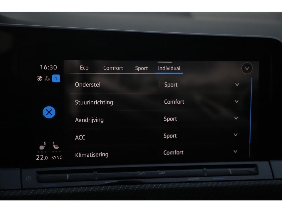 Volkswagen Golf 1.5 TSI R-Line 150PK Virtual Cockpit Sfeerverlichting Keyless 18 inch Navigatie Camera Adaptive Cruise Lane Side Assist LED Draadloos Carplay Android