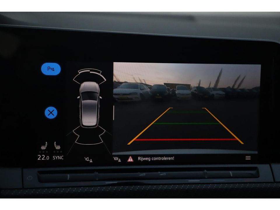 Volkswagen Golf 1.5 TSI R-Line 150PK Virtual Cockpit Sfeerverlichting Keyless 18 inch Navigatie Camera Adaptive Cruise Lane Side Assist LED Draadloos Carplay Android