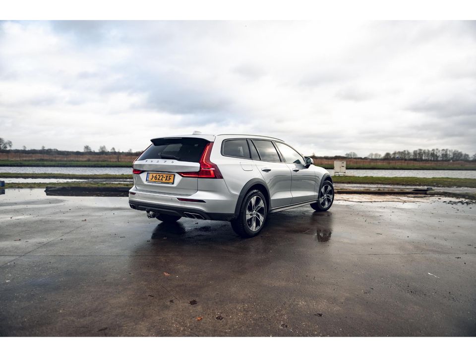 Volvo V60 Cross Country 2.0 B5 AWD Pro | LEDER | CAMERA | TREKHAAK