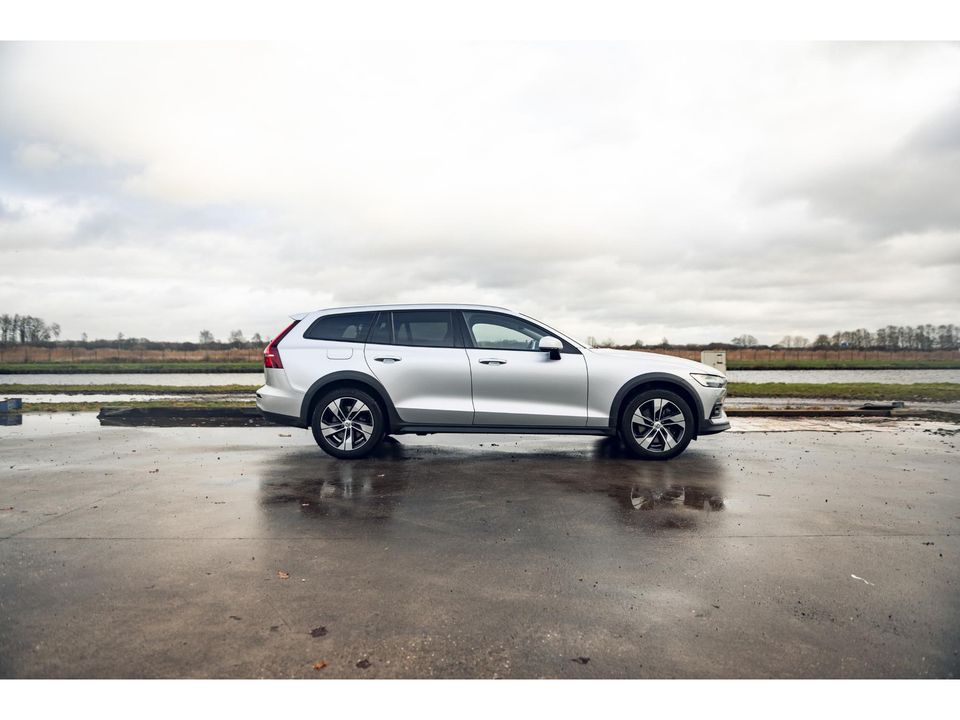 Volvo V60 Cross Country 2.0 B5 AWD Pro | LEDER | CAMERA | TREKHAAK