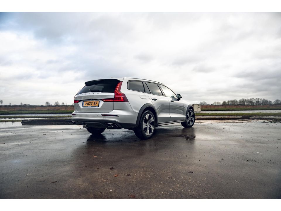 Volvo V60 Cross Country 2.0 B5 AWD Pro | LEDER | CAMERA | TREKHAAK