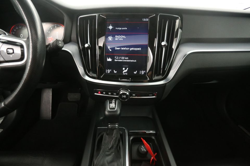 Volvo V60 2.0 T5 Momentum 250PK Automaat Clima Pano Virtual Carplay Camera Cruise Head-up Navi PDC Leder 18''LMV Trekhaak