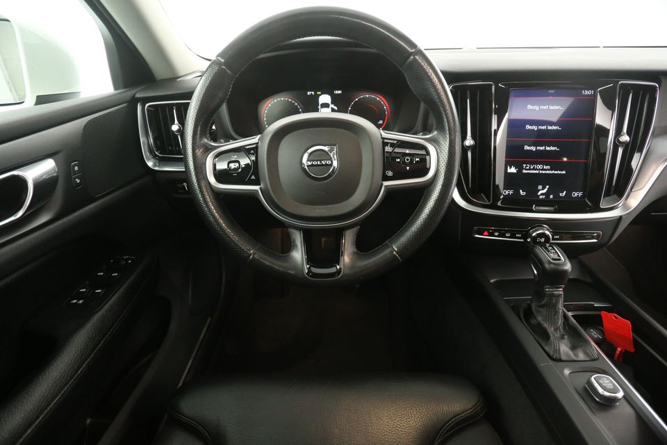 Volvo V60 2.0 T5 Momentum 250PK Automaat Clima Pano Virtual Carplay Camera Cruise Head-up Navi PDC Leder 18''LMV Trekhaak