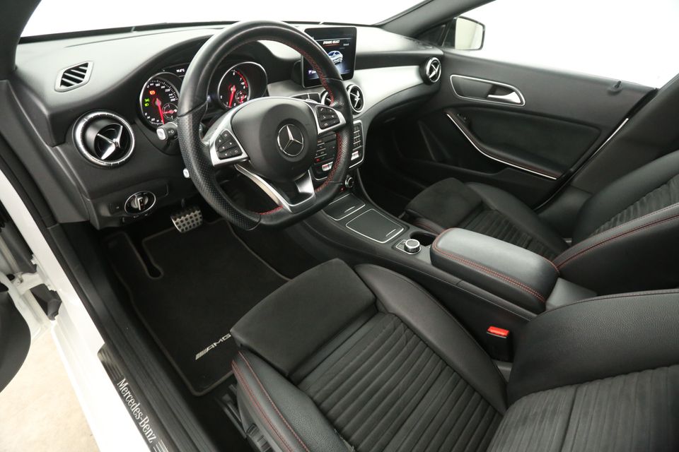 Mercedes-Benz CLA-Klasse 180 AMG Sport Edition Automaat Pano Camera Airco Cruise LED Navi PDC Stoelverwarming 18"LMV