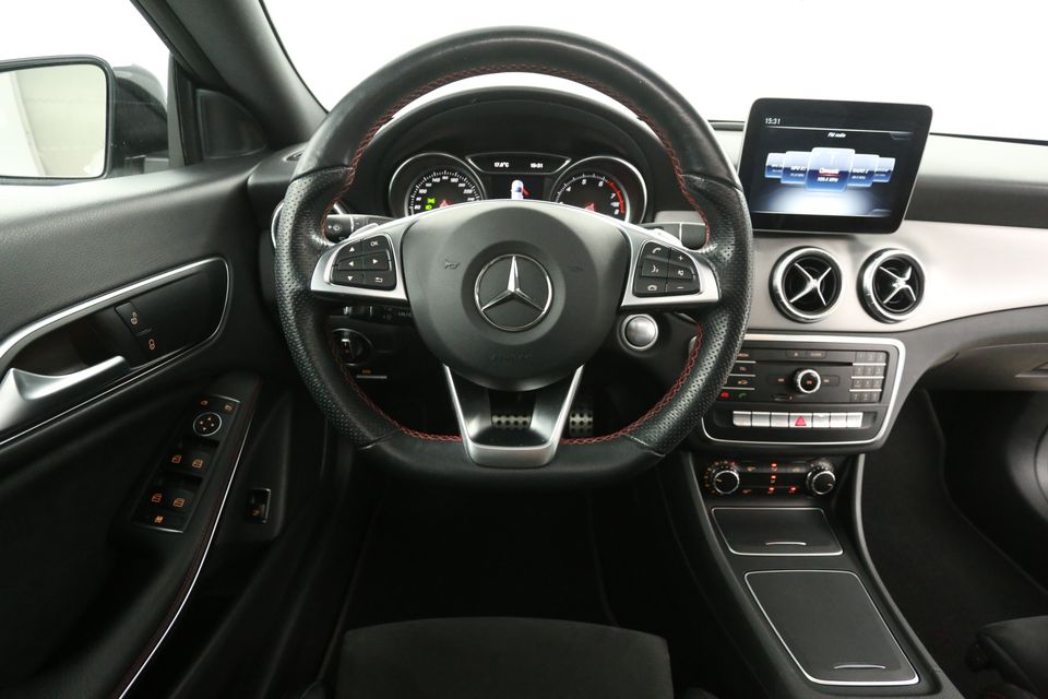 Mercedes-Benz CLA-Klasse 180 AMG Sport Edition Automaat Pano Camera Airco Cruise LED Navi PDC Stoelverwarming 18"LMV