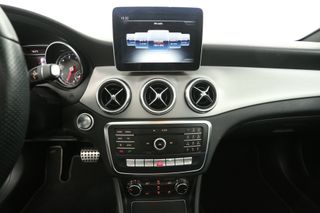 Mercedes-Benz CLA-Klasse 180 AMG Sport Edition Automaat Pano Camera Airco Cruise LED Navi PDC Stoelverwarming 18"LMV