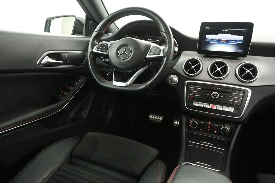 Mercedes-Benz CLA-Klasse 180 AMG Sport Edition Automaat Pano Camera Airco Cruise LED Navi PDC Stoelverwarming 18"LMV