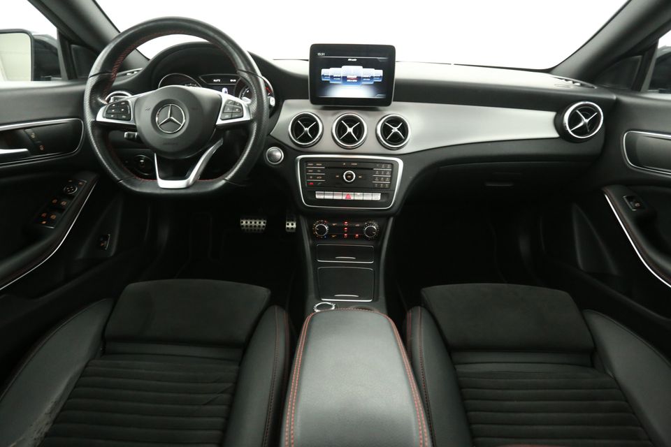 Mercedes-Benz CLA-Klasse 180 AMG Sport Edition Automaat Pano Camera Airco Cruise LED Navi PDC Stoelverwarming 18"LMV