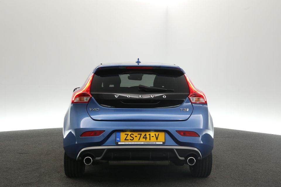 Volvo V40 1.5 T3 | R-design 153PK Automaat Pano-View Clima Camera LED Cruise PDC Navi 17"LMV