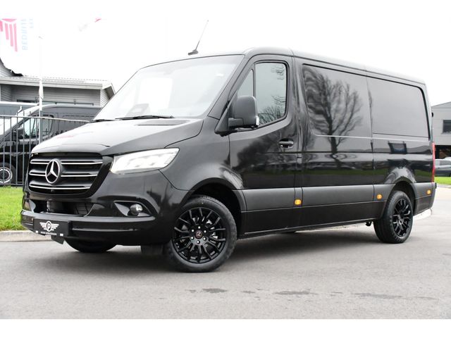 Mercedes-Benz Sprinter 319 1.9 CDI L2 Pro Black Edition Adaptieve Cruise, 360 Camera, 190PK, Automaat, Carplay, 3500KG Trekhaak, LED, Multimedia, Stoelverwarming, UNIEK!