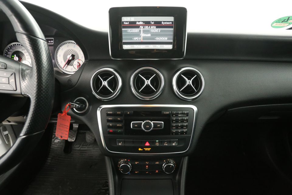 Mercedes-Benz A-Klasse 180 AMG Airco Navigatie PDC Stoelverwarming 17"LMV