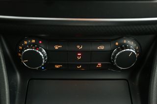 Mercedes-Benz A-Klasse 180 AMG Airco Navigatie PDC Stoelverwarming 17"LMV