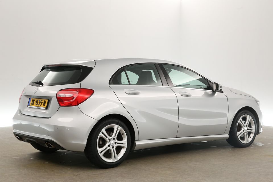 Mercedes-Benz A-Klasse 180 AMG Airco Navigatie PDC Stoelverwarming 17"LMV