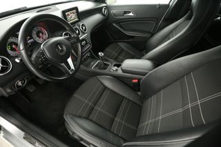 Mercedes-Benz A-Klasse 180 AMG Airco Navigatie PDC Stoelverwarming 17"LMV