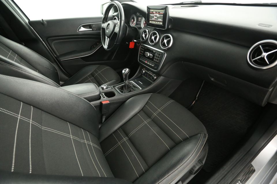 Mercedes-Benz A-Klasse 180 AMG Airco Navigatie PDC Stoelverwarming 17"LMV