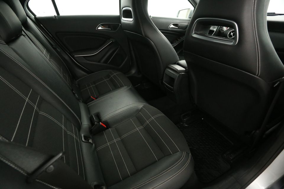 Mercedes-Benz A-Klasse 180 AMG Airco Navigatie PDC Stoelverwarming 17"LMV