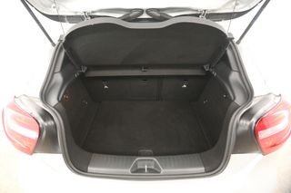 Mercedes-Benz A-Klasse 180 AMG Airco Navigatie PDC Stoelverwarming 17"LMV