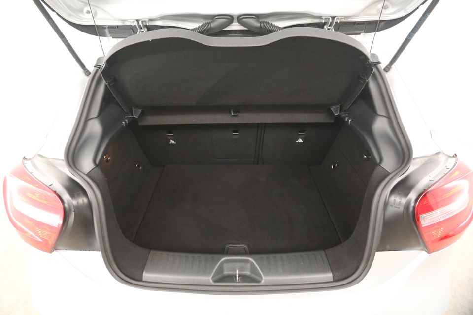 Mercedes-Benz A-Klasse 180 AMG Airco Navigatie PDC Stoelverwarming 17"LMV