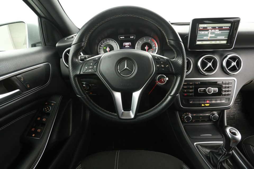 Mercedes-Benz A-Klasse 180 AMG Airco Navigatie PDC Stoelverwarming 17"LMV