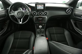 Mercedes-Benz A-Klasse 180 AMG Airco Navigatie PDC Stoelverwarming 17"LMV