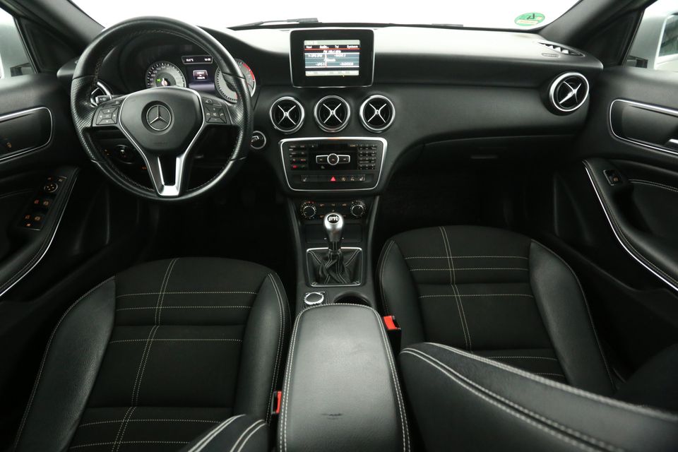 Mercedes-Benz A-Klasse 180 AMG Airco Navigatie PDC Stoelverwarming 17"LMV