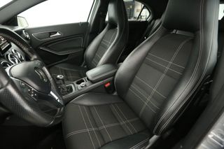 Mercedes-Benz A-Klasse 180 AMG Airco Navigatie PDC Stoelverwarming 17"LMV