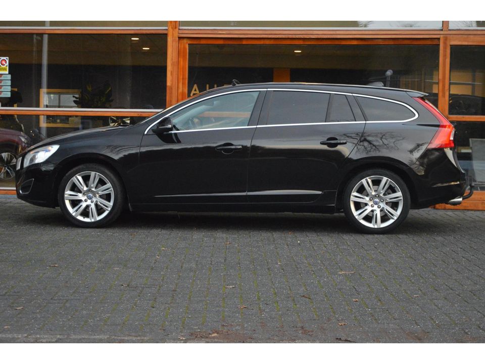 Volvo V60 T3 | Trekhaak 1600KG | Stoelverwarming | Panorama-Schuif/Kantel dak | Elektrische stoelen | Cruise |