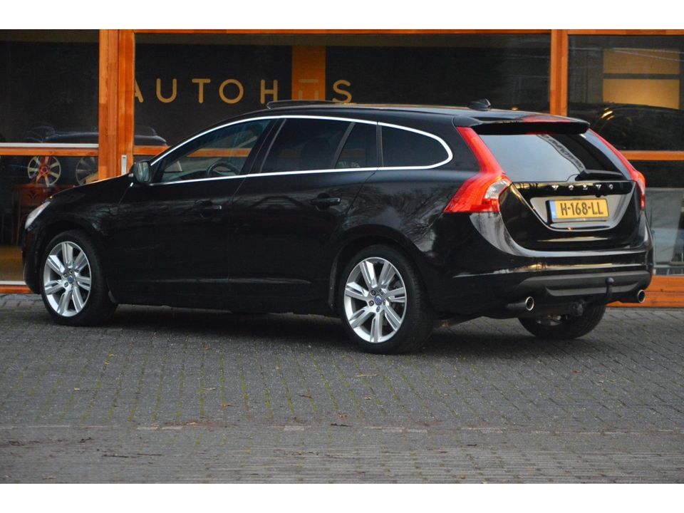 Volvo V60 T3 | Trekhaak 1600KG | Stoelverwarming | Panorama-Schuif/Kantel dak | Elektrische stoelen | Cruise |