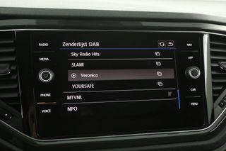 Volkswagen T-Roc 1.5 TSI R-line 150PK Automaat Pano ACC Clima Camera Carplay LED Navi 19"LMV Virtual DSG Trekhaak