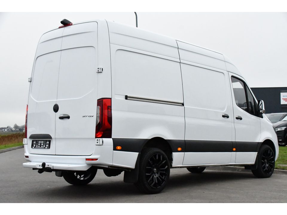 Mercedes-Benz Sprinter 317 1.9 CDI L2H2 RWD PB Edition! Cruise, Camera, Carplay, LED, Automaat, Leder, Trekhaak, 170PK, Multimedia, Sensoren, UNIEK!