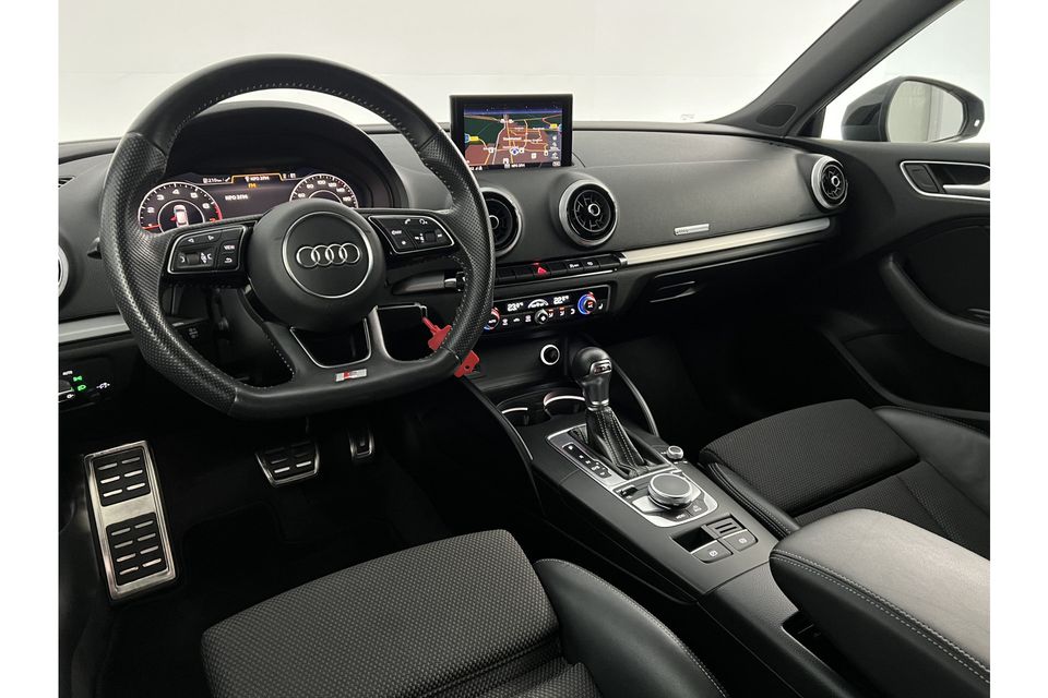 Audi A3 35 TFSI Black Optic S-Line 150PK Automaat LED Carplay Clima Cruise Stoelverwarming Navi Virtual PDC 18"LMV