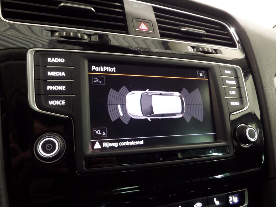 Volkswagen Golf 1.2 TSI DSG R-Line Connected "Origineel NL!" Apple-Carplay Xenon-LED Massage, van 2e eigenaar in uniek mooie staat