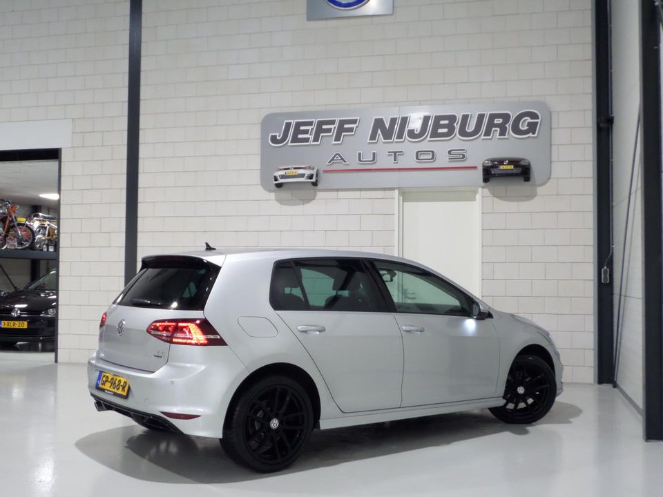 Volkswagen Golf 1.2 TSI DSG R-Line Connected "Origineel NL!" Apple-Carplay Xenon-LED Massage, van 2e eigenaar in uniek mooie staat