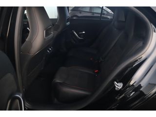 Mercedes-Benz A-Klasse 160 D AMG Night Widescreen Half Leder Sportstoelen Stoelverwarming Full LED 18 inch Navigatie Camera Stoelverwarming