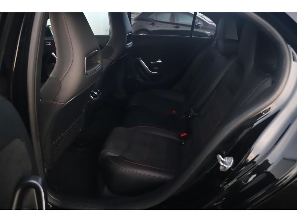 Mercedes-Benz A-Klasse 160 D AMG Night Widescreen Half Leder Sportstoelen Stoelverwarming Full LED 18 inch Navigatie Camera Stoelverwarming