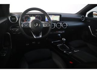 Mercedes-Benz A-Klasse 160 D AMG Night Widescreen Half Leder Sportstoelen Stoelverwarming Full LED 18 inch Navigatie Camera Stoelverwarming