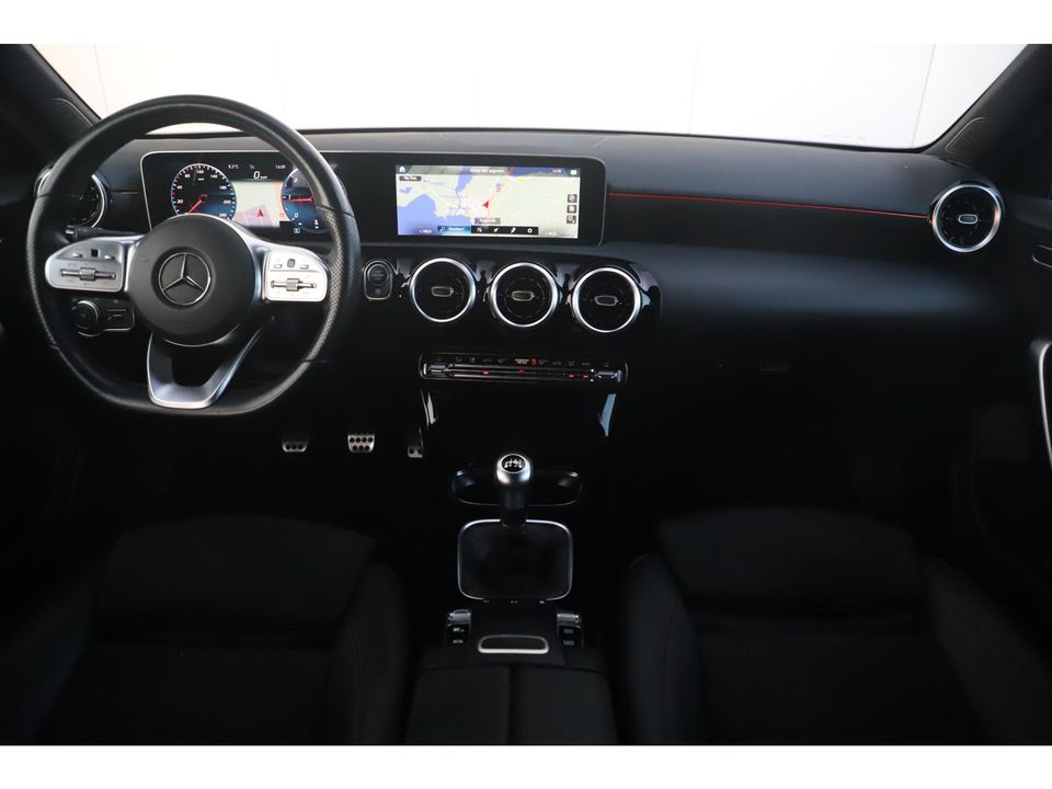 Mercedes-Benz A-Klasse 160 D AMG Night Widescreen Half Leder Sportstoelen Stoelverwarming Full LED 18 inch Navigatie Camera Stoelverwarming