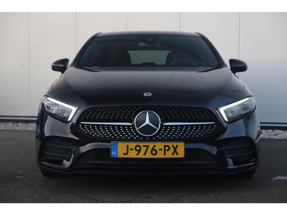 Mercedes-Benz A-Klasse 160 D AMG Night Widescreen Half Leder Sportstoelen Stoelverwarming Full LED 18 inch Navigatie Camera Stoelverwarming