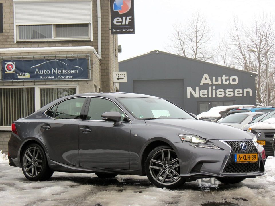 Lexus IS 300h F Sport Edition DEALER ONDERHOUDEN | 18 INCH SPORTVELGEN | NAVI | STOELVERWARMING | ELEK STOELVERSTELLING | CLIMA |