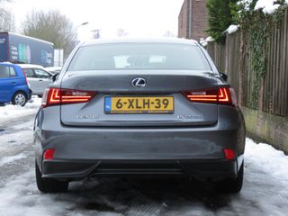 Lexus IS 300h F Sport Edition DEALER ONDERHOUDEN | 18 INCH SPORTVELGEN | NAVI | STOELVERWARMING | ELEK STOELVERSTELLING | CLIMA |