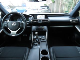 Lexus IS 300h F Sport Edition DEALER ONDERHOUDEN | 18 INCH SPORTVELGEN | NAVI | STOELVERWARMING | ELEK STOELVERSTELLING | CLIMA |