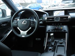 Lexus IS 300h F Sport Edition DEALER ONDERHOUDEN | 18 INCH SPORTVELGEN | NAVI | STOELVERWARMING | ELEK STOELVERSTELLING | CLIMA |