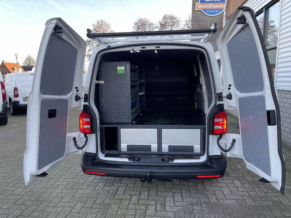 Volkswagen Transporter 2.0 TDI L1H1 Comfortline / vaste prijs rijklaar € 16.950 ex btw / lease vanaf € 311 / Bott ingerichte laadruimte / airco / cruise / imperial / trekhaak 2200 kg ! / euro 6