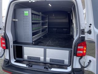 Volkswagen Transporter 2.0 TDI L1H1 Comfortline / vaste prijs rijklaar € 16.950 ex btw / lease vanaf € 311 / Bott ingerichte laadruimte / airco / cruise / imperial / trekhaak 2200 kg ! / euro 6