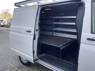 Volkswagen Transporter 2.0 TDI L1H1 Comfortline / vaste prijs rijklaar € 16.950 ex btw / lease vanaf € 311 / Bott ingerichte laadruimte / airco / cruise / imperial / trekhaak 2200 kg ! / euro 6