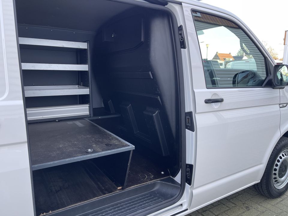 Volkswagen Transporter 2.0 TDI L1H1 Comfortline / vaste prijs rijklaar € 16.950 ex btw / lease vanaf € 311 / Bott ingerichte laadruimte / airco / cruise / imperial / trekhaak 2200 kg ! / euro 6