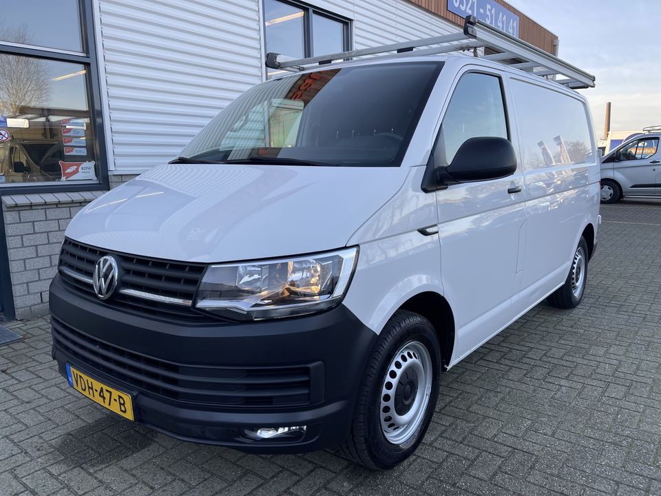 Volkswagen Transporter 2.0 TDI L1H1 Comfortline / vaste prijs rijklaar € 16.950 ex btw / lease vanaf € 311 / Bott ingerichte laadruimte / airco / cruise / imperial / trekhaak 2200 kg ! / euro 6