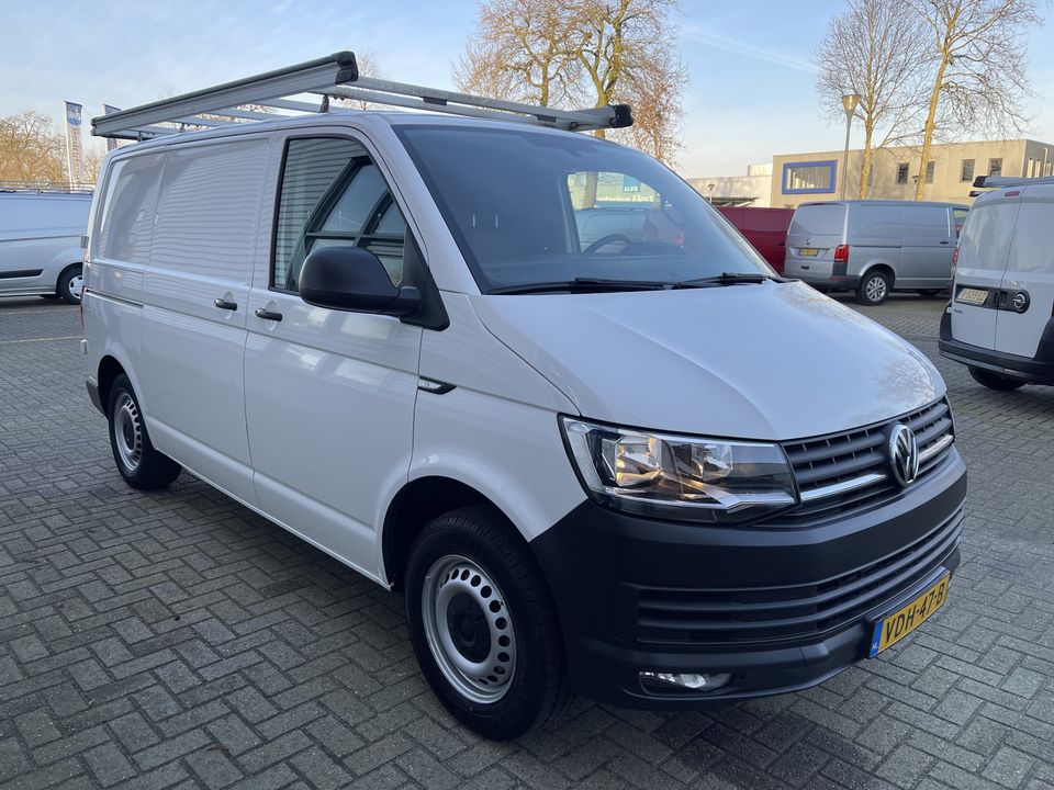 Volkswagen Transporter 2.0 TDI L1H1 Comfortline / vaste prijs rijklaar € 16.950 ex btw / lease vanaf € 311 / Bott ingerichte laadruimte / airco / cruise / imperial / trekhaak 2200 kg ! / euro 6